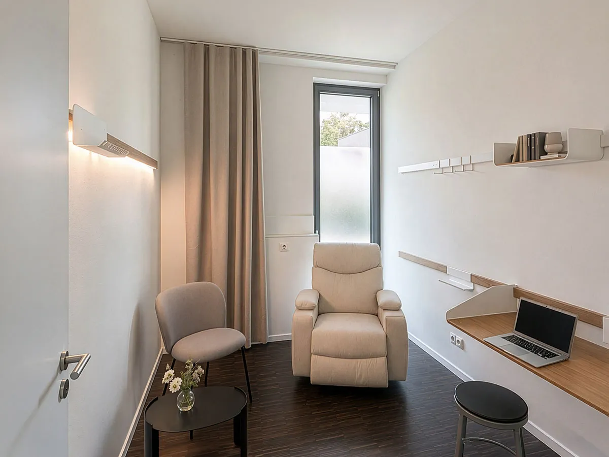 Ruheraum mit Relaxsessel und Arbeitsablage an der Wandleiste