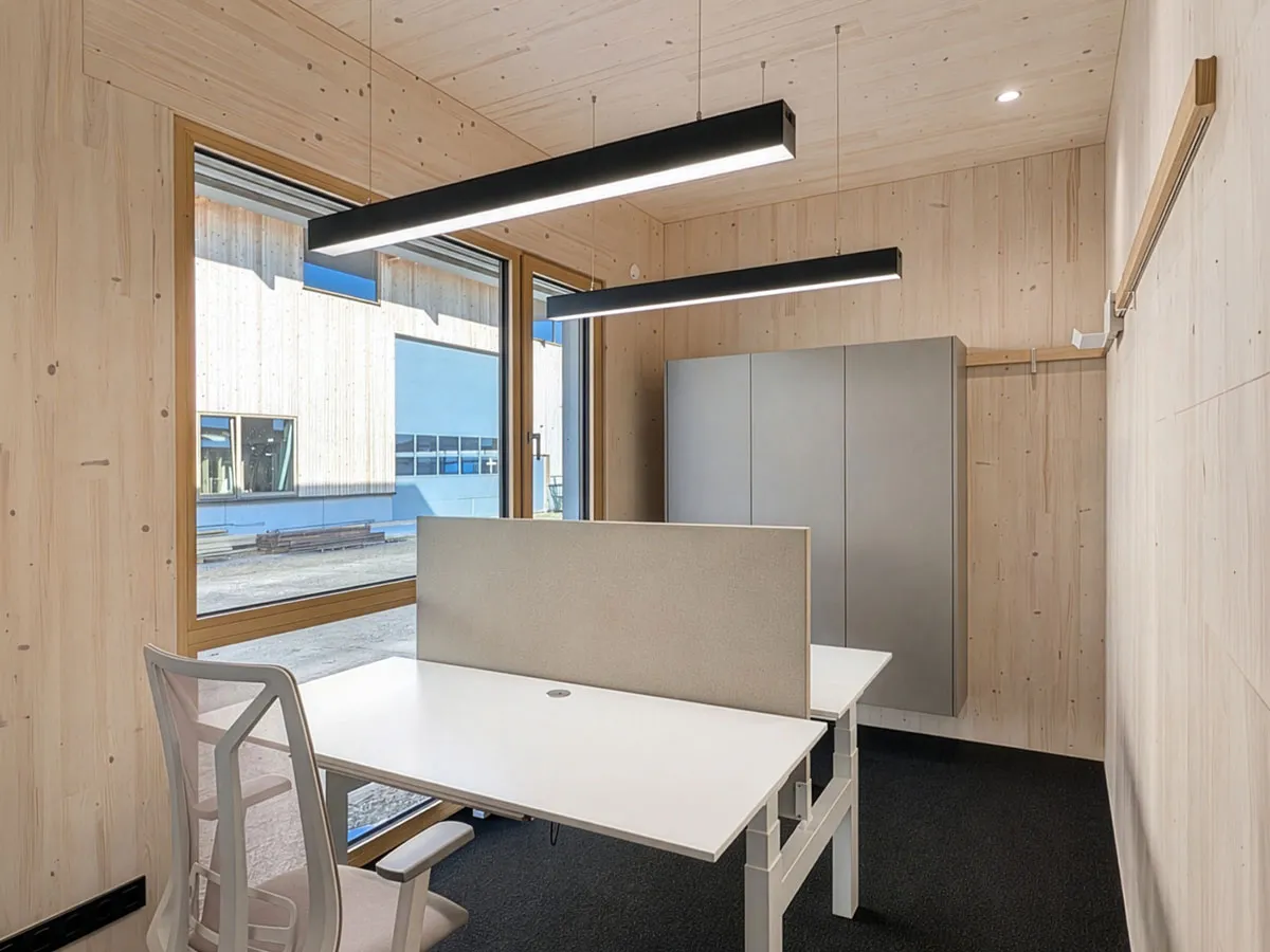 Kleines Büro mit Doppelarbeitsplatz, Trennwand und Schrank
