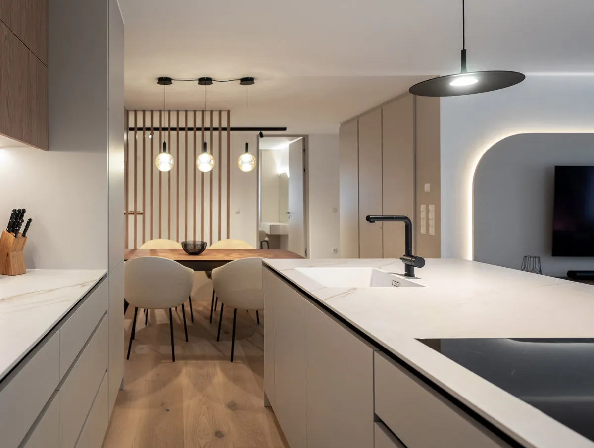 Blick über die Küche zum Essplatz hinter dem Lamellen-Raumteiler