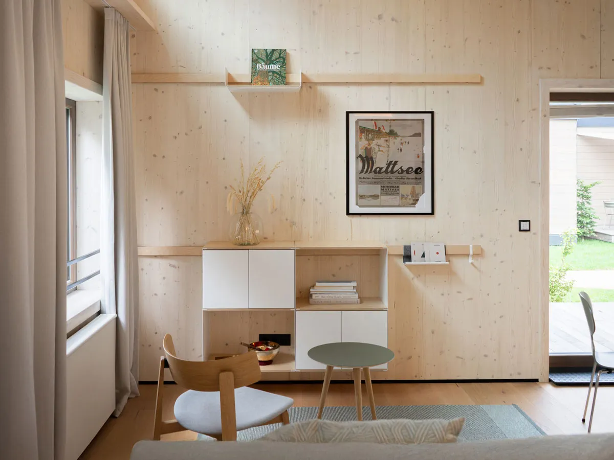 Sideboard und Ablage an der Holzleiste, darüber ein gerahmtes Mattsee-Plakat