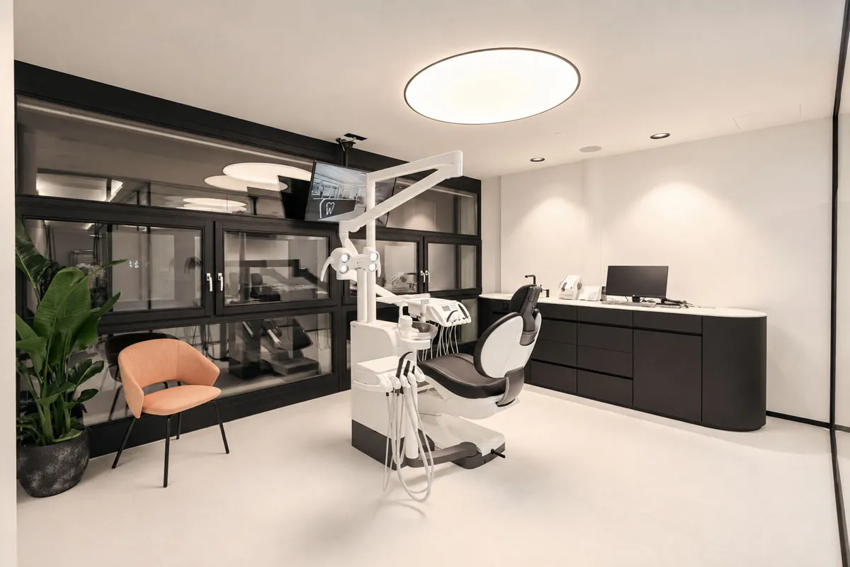 Behandlungszimmer mit schwarzer Schrankwand und Arbeitszeile
